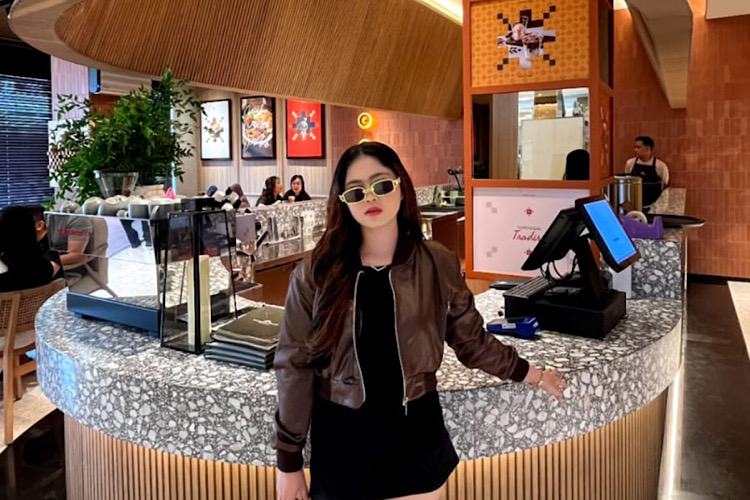  Gaya OOTD Keren Laura Valencia Pangestu Saat Refreshing di Kafe Aneka Sari Telukbetung
