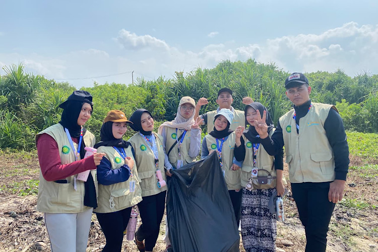  Mahasiswa KKN UML Bersih Pantai dan Tanam Pohon di Kelurahan Way Urang