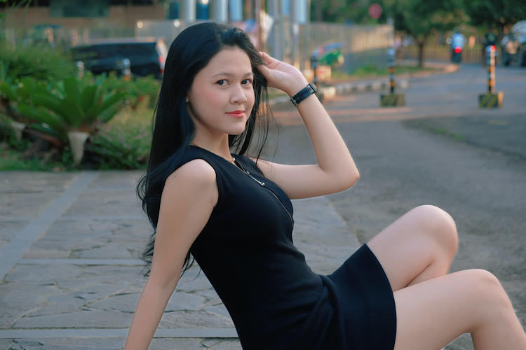 Gaya Elegan Model Remaja Michaela Rizal dalam Photoshoot All Black di Unila