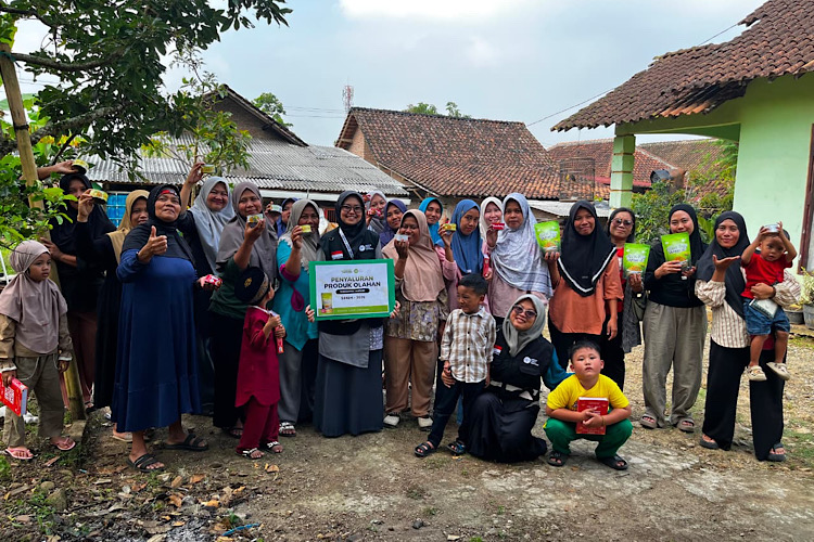 Penuh Syukur, Ibu-Ibu di Tanggamus Nikmati Manfaat Produk Olahan Kurban IZI