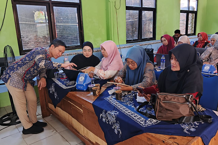  Dosen Terbaik Kampus Berdampak Universitas Teknokrat Indonesia Narasumber In-House Training AI Guru PGRI Se-Bandar Lampung