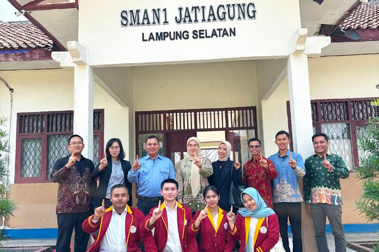 Kampus Berdampak: Mengasah Nalar Engineering Sejak Dini: Dosen dan Mahasiswa Universitas Teknokrat Indonesia Pelatihan di SMAN 1 Jatiagung