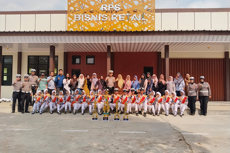 Patroli Keamanan Sekolah SMKN 1 Terbanggi Besar Serahkan Piala Juara Umum Tingkat Polda Lampung