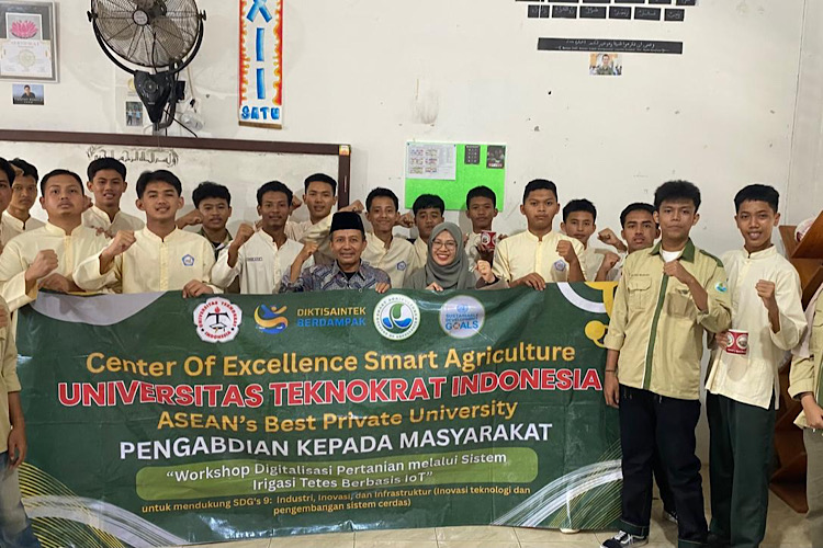 CoE Smart Agriculture Universitas Teknokrat Indonesia Perkenalkan Irigasi Tetes Berbasis IoT di Madrasah Al-Fatah Natar