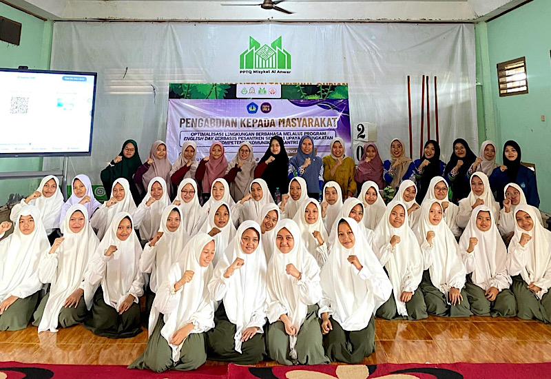 Pengabdian di Ponpes Tahfizhul Qur’an Misykat Al Anwar Pringsewu, Tim FKIP Unila Helat English Day