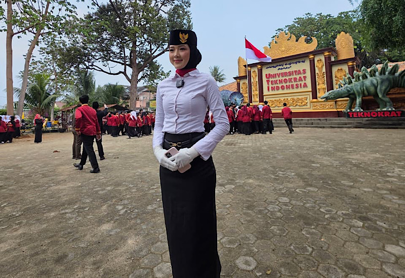  Sukses Emban Tugas Pembawa Baki HUT Ke-81 RI di Universitas Teknokrat Indonesia, Gerilyana Tryo Putri Ajak Generasi Muda Bijak AI