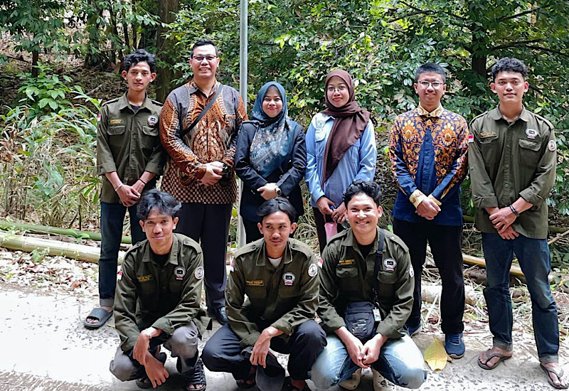  Mahasiswa Universitas Teknokrat Indonesia Pasang Lampu Jalan Umum Tenaga Surya di Way Harong, Wujud Komitmen SDGs & Kampus Berdampak
