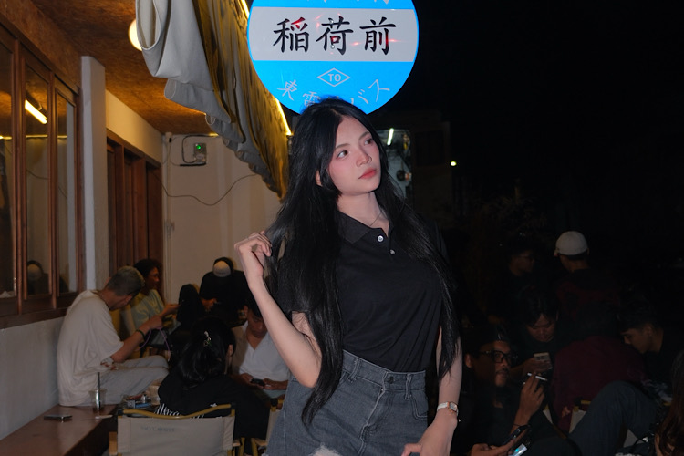  Tampil Memukau, Model Lampung Nazela Jengga Gandeng Gandol Fotografer dalam Sesi Foto Santai di Cafe Fatboy