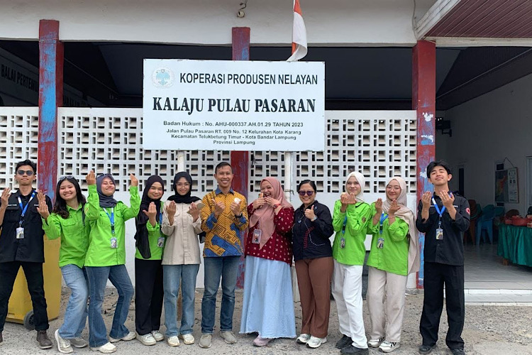  Mahasiswa KKN Rekognisi Itera Kembangkan Kerupuk Berbahan Limbah Kepala Ikan Teri Jengki di Pulau Pasaran