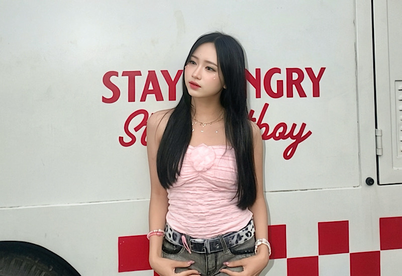  Tampil Modis ala Jepang, Model Lampung Renada Serlia Utami Berburu Foto Estetis di Fatboy Cafe