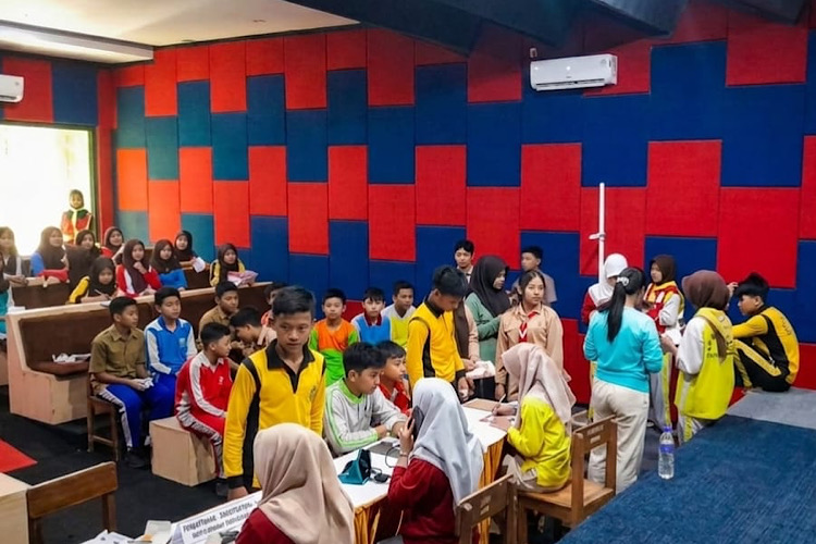 Dukung Sekolah Sehat, Puskesmas Poncowati Cek Kesehatan Gratis Siswa Kelas X SMKN 1 Terbanggi Besar