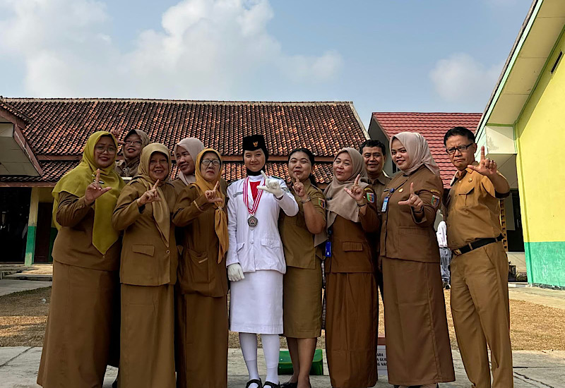 Jadi Pembawa Baki Paskibra Kecamatan, Siswi SMKN 1 Terbanggi Besar Intan Ramadani Terima Medali