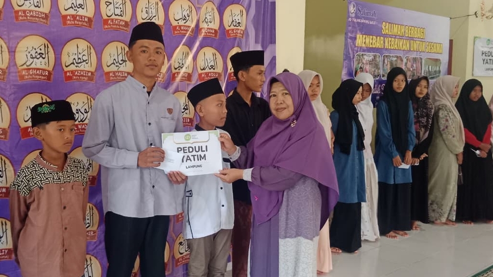 Salimah Tulangbawang Barat Gandeng Mangi dan IZI Santuni Yatim