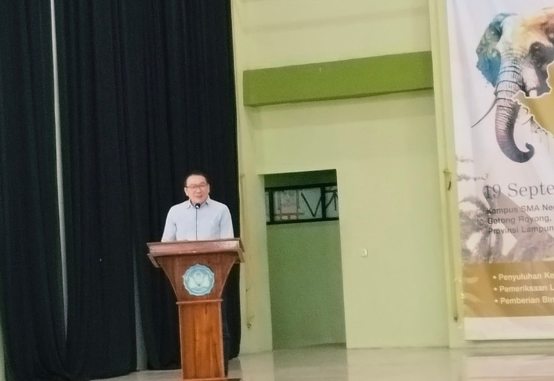  Plt Kadis Kesehatan Lampung Djohan Lius Apresiasi Baksos Sevenist Club di SMAN 2 Bandar Lampung