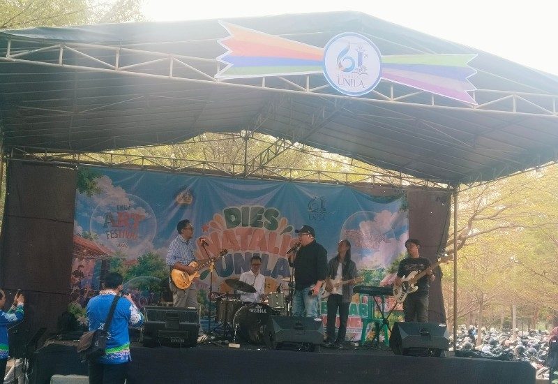  Dosen Fakultas Teknik Bawakan Lagu di Unila Art Festival