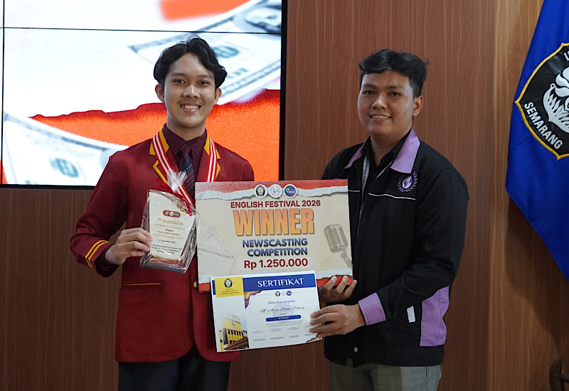  M Azra Lilam Putra Mahasiswa Terbaik Sastra Inggris Universitas Teknokrat Indonesia Juara 1 Nasional Newscasting EFEST 2026 Undip