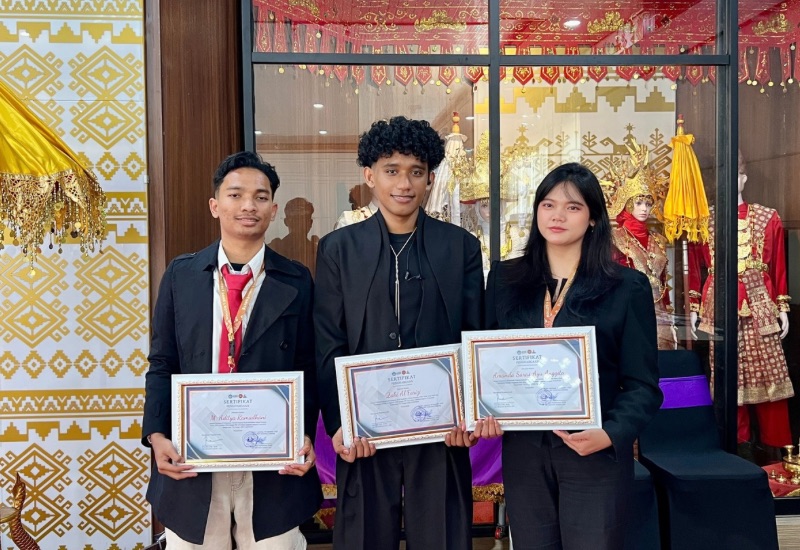 Amanda, Zaki, dan Adit Raih Mahasiswa Berprestasi IPK Tertinggi Angkatan 2024 di Francetival 2026