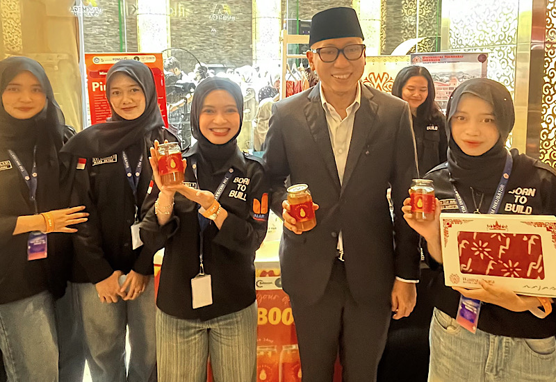  Lampung Financial Festival 2026: Gubernur Mirza Puji Metaverse, Pineboost & Wastra Aksara Mahasiswa Universitas Teknokrat Indonesia
