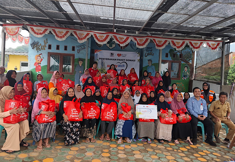 HUT Ke-29, Superindo Gandeng Rumah Zakat Salurkan 100 Bingkisan untuk Warga Desa Sukajaya Lempasing