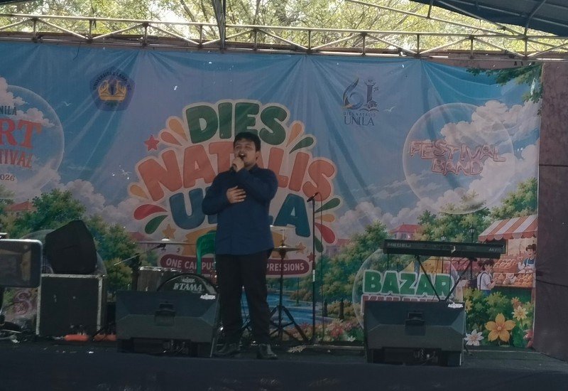  Timotius Widiyanto Mahasiswa Pendidikan Bahasa Prancis Bawakan Lagu Keroncong dalam Unila Art Festival 2026