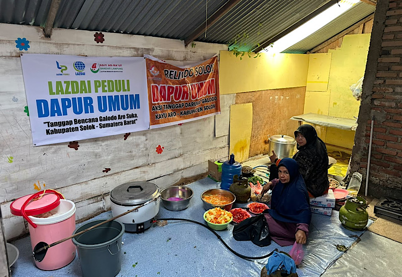 Dari Lampung, LAZDAI Peduli Salurkan Bantuan Dapur Umum untuk Korban Galodo di Solok