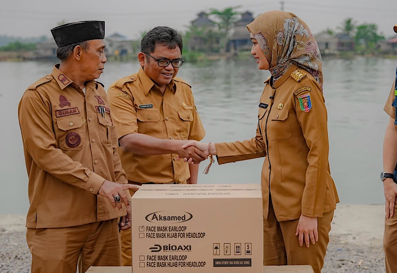 Wagub Lampung Jihan Nurlela Bantu Masker untuk Warga Terdampak Paparan Asap
