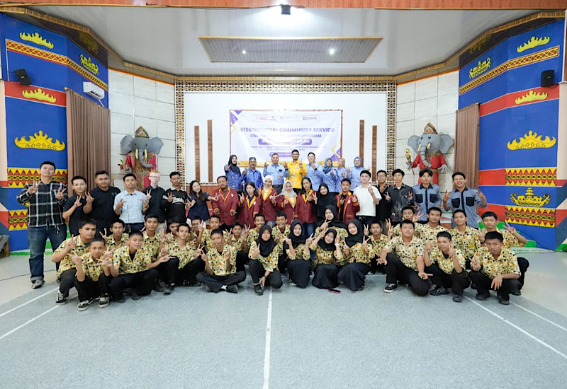  Universitas Teknokrat Indonesia & UTHM Malaysia Pengabdian Internasional di SMKN 2 Bandar Lampung
